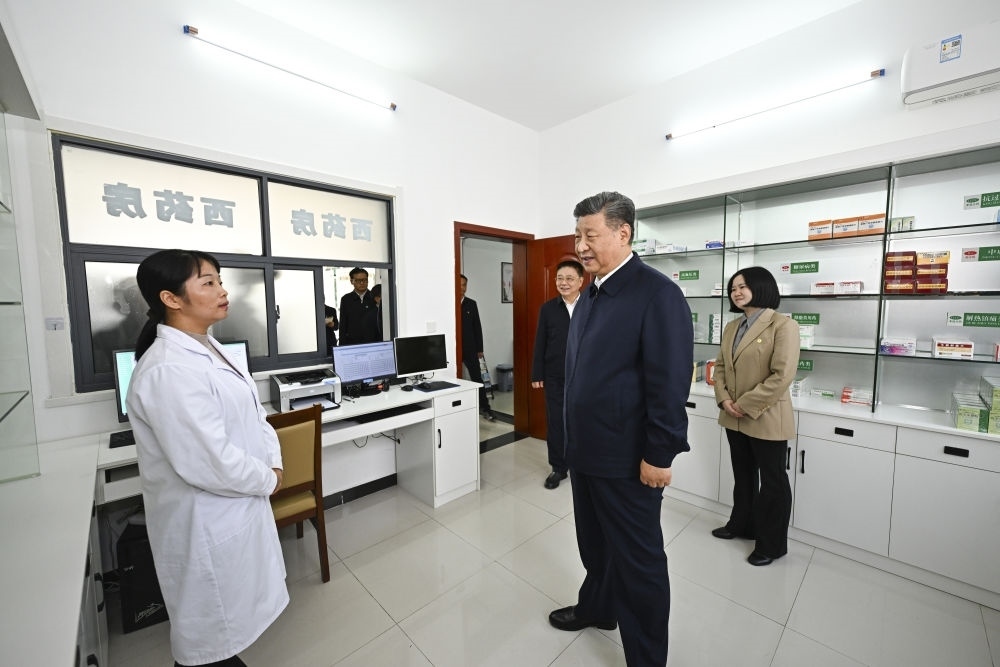 2024年11月5日，習(xí)近平在湖北省咸寧市嘉魚縣潘家灣鎮(zhèn)四邑村衛(wèi)生室考察。習(xí)近平指出：“要進(jìn)一步加強(qiáng)黨建引領(lǐng)，抓住‘一老一小’這個重點(diǎn)，更加精準(zhǔn)有效地為群眾排憂解難。”