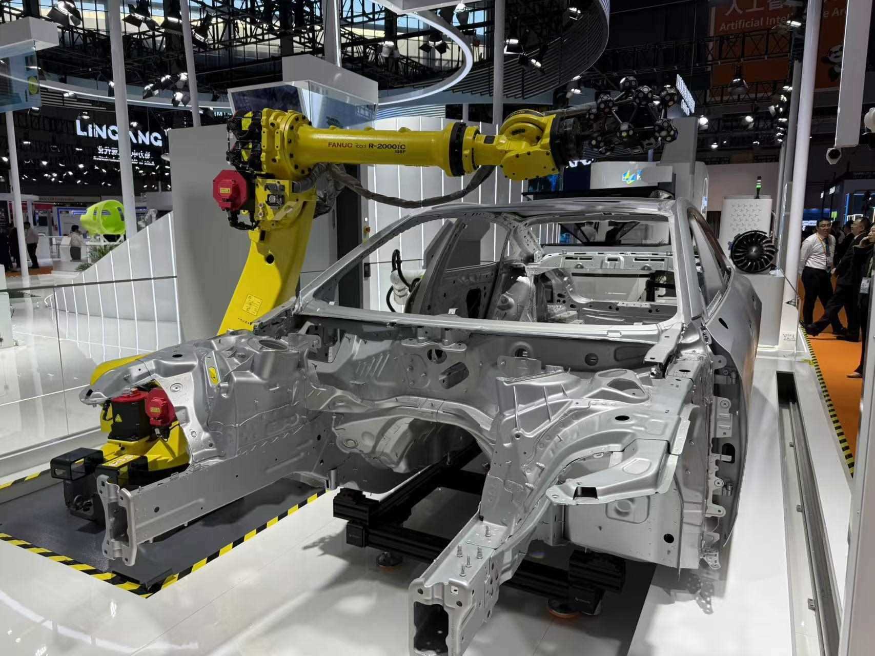 在汽車制造展區(qū)，高精度智能檢測裝備正在模擬檢測汽車車身。人民網(wǎng)記者 王仁宏攝