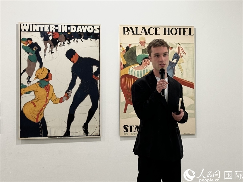 11月8日，“瑞士經(jīng)典設計展”策展人言照壁向與會嘉賓導覽。（人民網(wǎng) 謝瑩攝）