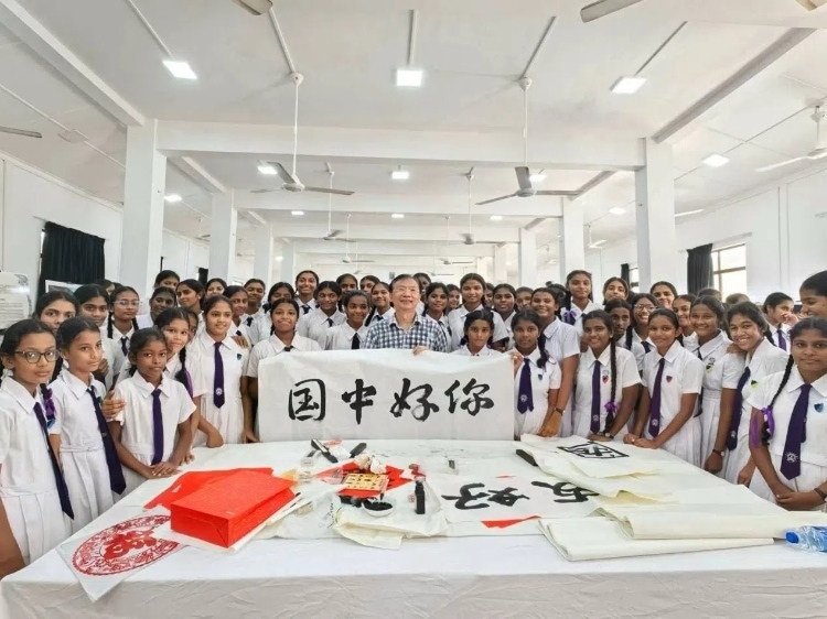 斯里蘭卡學(xué)生在系列活動中學(xué)習(xí)中國書法。圖片由主辦方提供