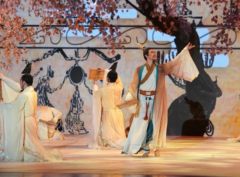 11月6日，演職人員在表演民族舞劇《孔子》片段。新華社記者 張晨霖 攝