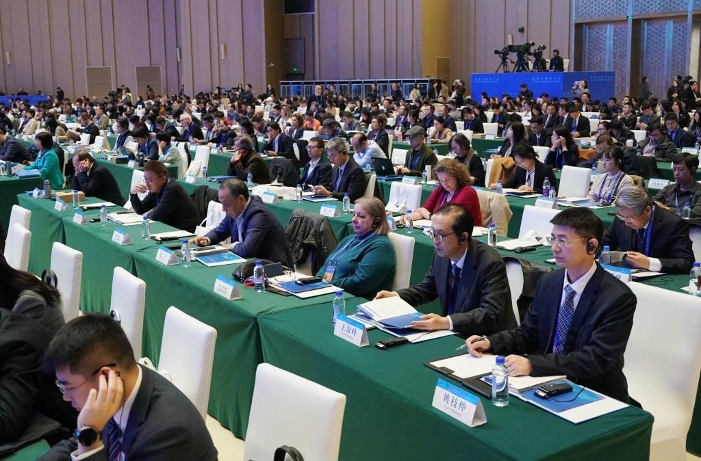 11月7日，中外嘉賓在首屆世界古典學(xué)大會開幕式現(xiàn)場聽會。新華社記者 張晨霖 攝