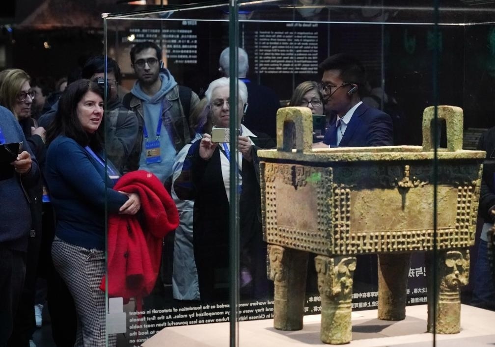 11月6日，中外嘉賓來到中國考古博物館參觀“考古與中華文明溯源展”。該展是本屆世界古典學(xué)大會推出的配套活動之一。新華社記者 張晨霖 攝