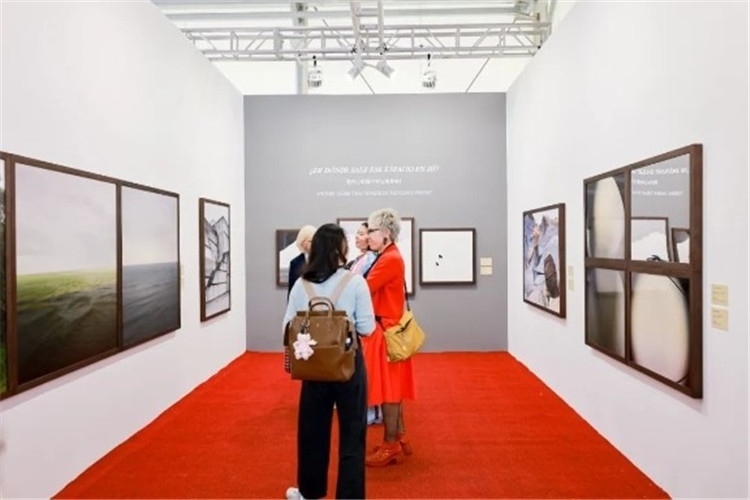 “我內(nèi)心的那個空從哪里來？從波濤、云朵和勇氣”西岸藝博會展覽現(xiàn)場 圖片由主辦方提供