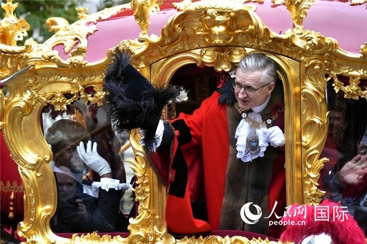 新任金融城市長(zhǎng)阿拉斯泰爾·金向人群致意。吳若鳴攝