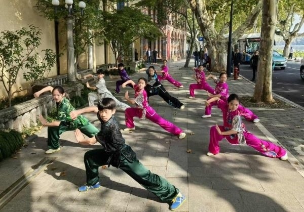杭州市陳經(jīng)綸體校武術(shù)隊(duì)學(xué)生們展示中華武術(shù)。 人民網(wǎng)記者 楊磊攝