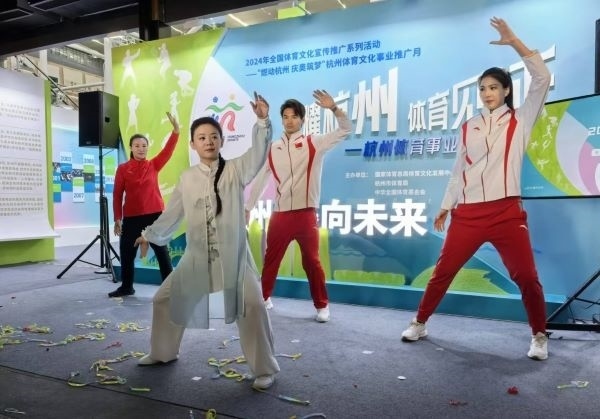 三位奧運(yùn)冠軍進(jìn)行陳式太極拳表演。 人民網(wǎng)記者 楊磊攝