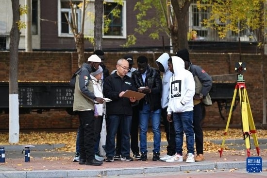 在天津鐵道職業(yè)技術學院，老師指導幾內亞學員使用測距儀器（11月11日攝）。新華社記者 李然 攝