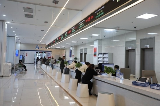 觀山湖區(qū)政務(wù)大廳窗口辦事忙。