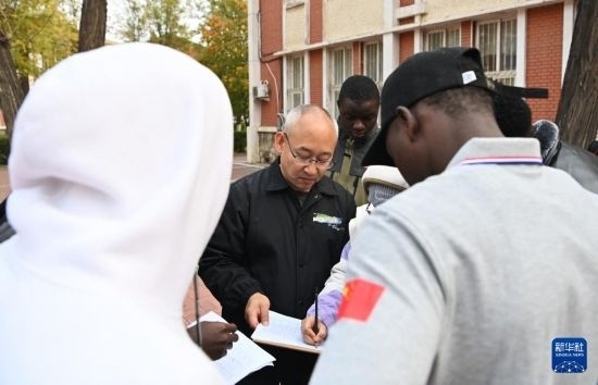 在天津鐵道職業(yè)技術學院，老師指導幾內亞學員使用測距儀器（11月11日攝）。新華社記者 李然 攝