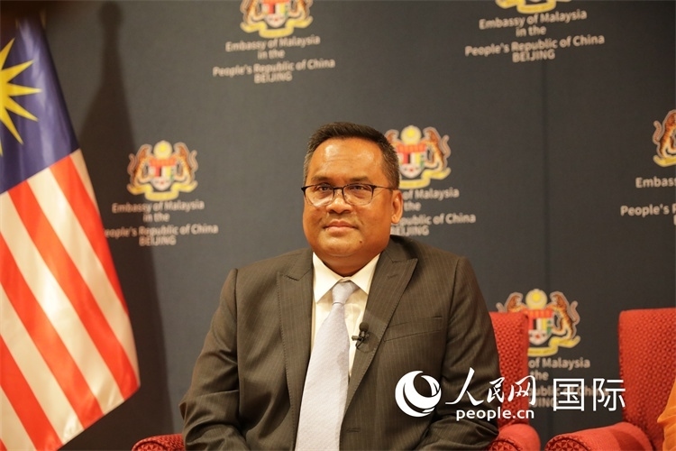 馬來西亞駐華大使諾曼在11月12日召開的記者見面會上回答記者提問。人民網(wǎng) 王婧攝