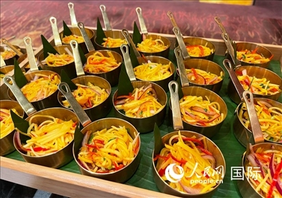 馬來西亞美食節(jié)現(xiàn)場準(zhǔn)備的美食。人民網(wǎng) 王婧攝