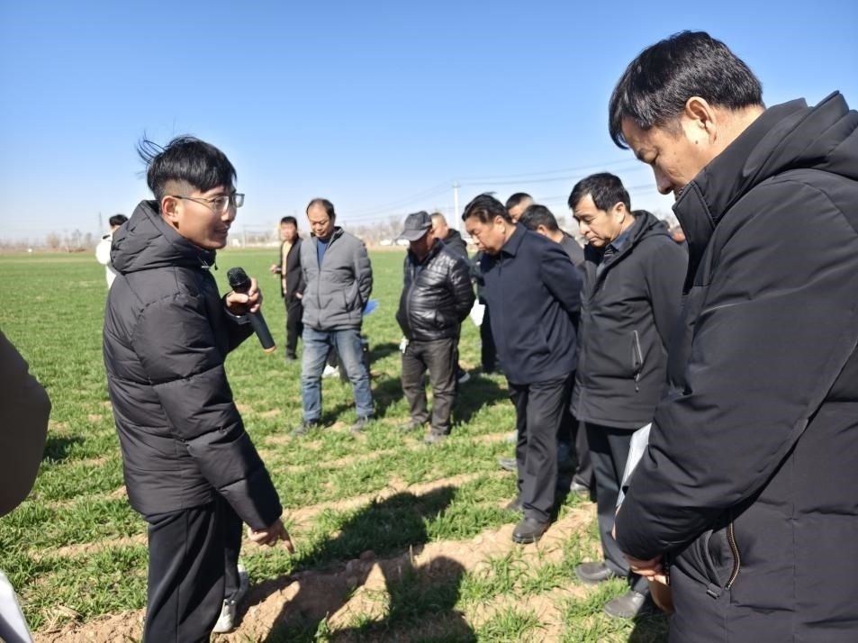 科技小院的“學(xué)生專家”（左一）。受訪者供圖