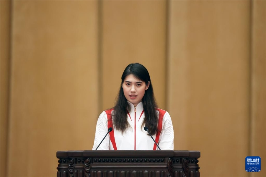 11月15日，游泳運(yùn)動(dòng)員張雨霏在報(bào)告會(huì)上發(fā)言。新華社記者 李明 攝