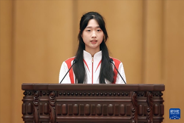 11月15日，射擊運(yùn)動(dòng)員黃雨婷在報(bào)告會(huì)上發(fā)言。新華社記者 李明 攝