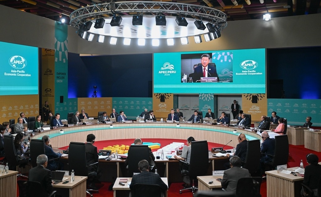 當(dāng)?shù)貢r(shí)間11月16日上午，亞太經(jīng)合組織第三十一次領(lǐng)導(dǎo)人非正式會(huì)議在秘魯利馬會(huì)議中心舉行。國家主席習(xí)近平出席會(huì)議并發(fā)表題為《共擔(dān)時(shí)代責(zé)任 共促亞太發(fā)展》的重要講話。新華社記者 謝環(huán)馳 攝