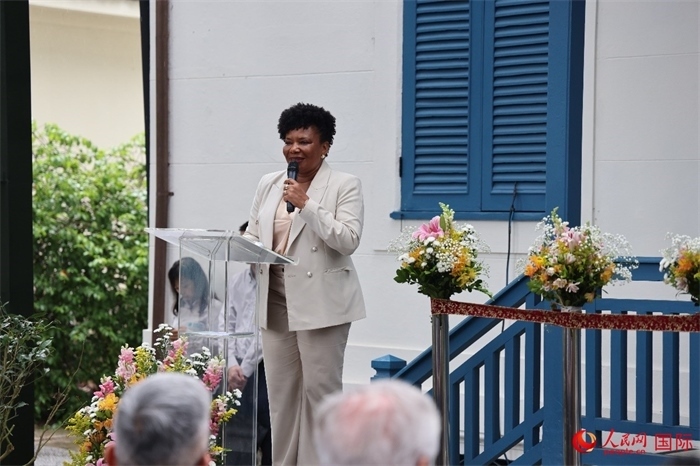 巴西文化部部長梅內(nèi)塞斯在開園儀式上發(fā)表致辭。人民網(wǎng)記者 張志文攝