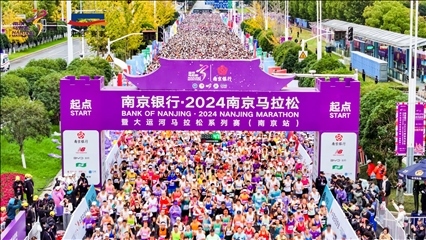 比賽選手沖出起點(diǎn)。賽事組委會供圖