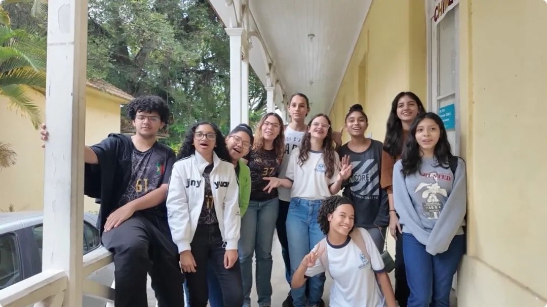 學(xué)生們用中文跟島叔問好。作者供圖