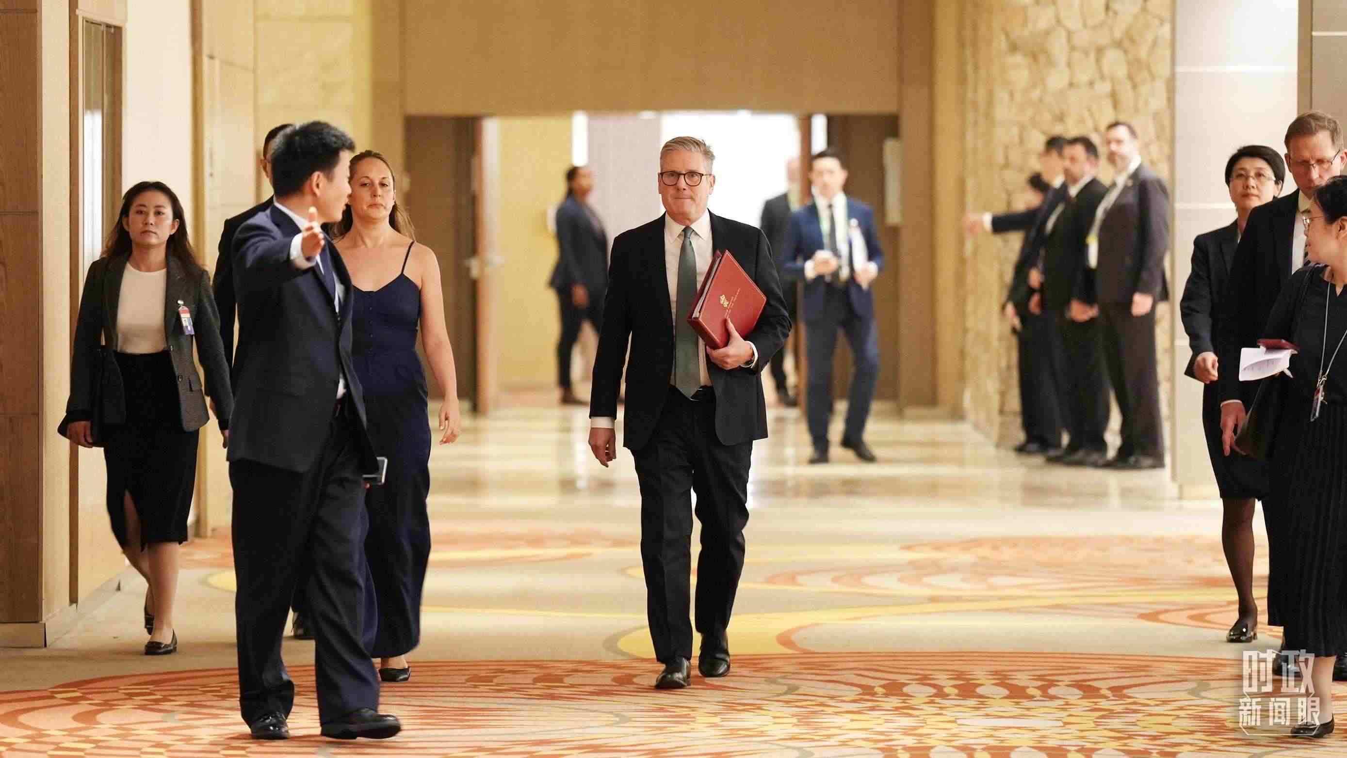 △英國首相斯塔默抵達會見現(xiàn)場。（總臺記者李晉拍攝）