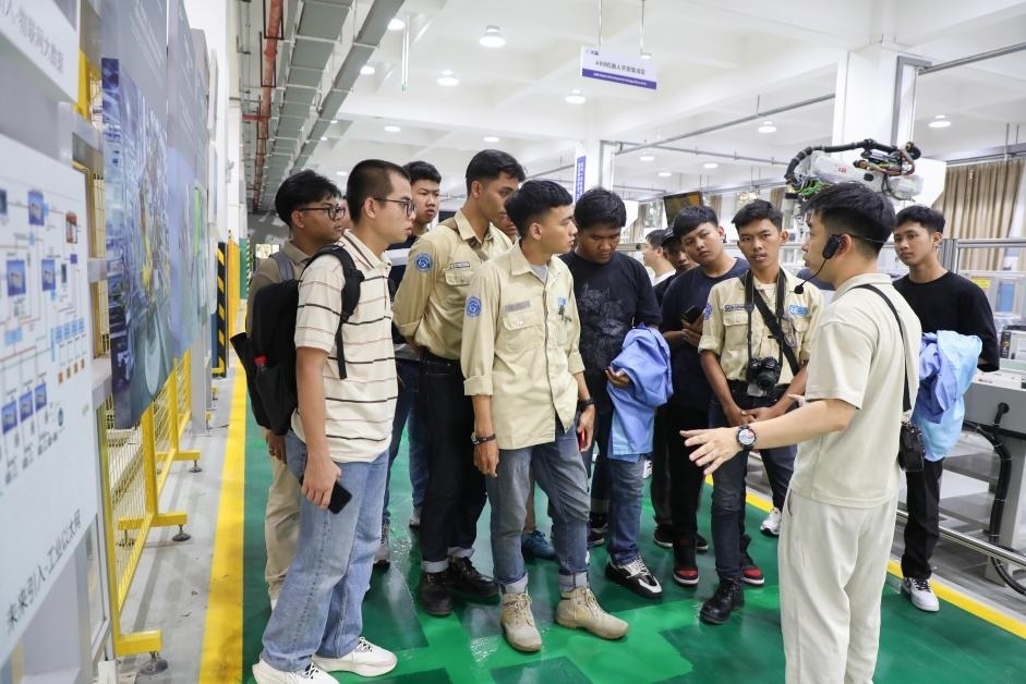 來(lái)華留學(xué)生在工程實(shí)踐中心上課。教育部職業(yè)教育與成人教育司供圖