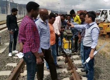 山東職業(yè)學(xué)院開(kāi)展亞吉鐵路運(yùn)營(yíng)技術(shù)培訓(xùn)。教育部職業(yè)教育與成人教育司供圖