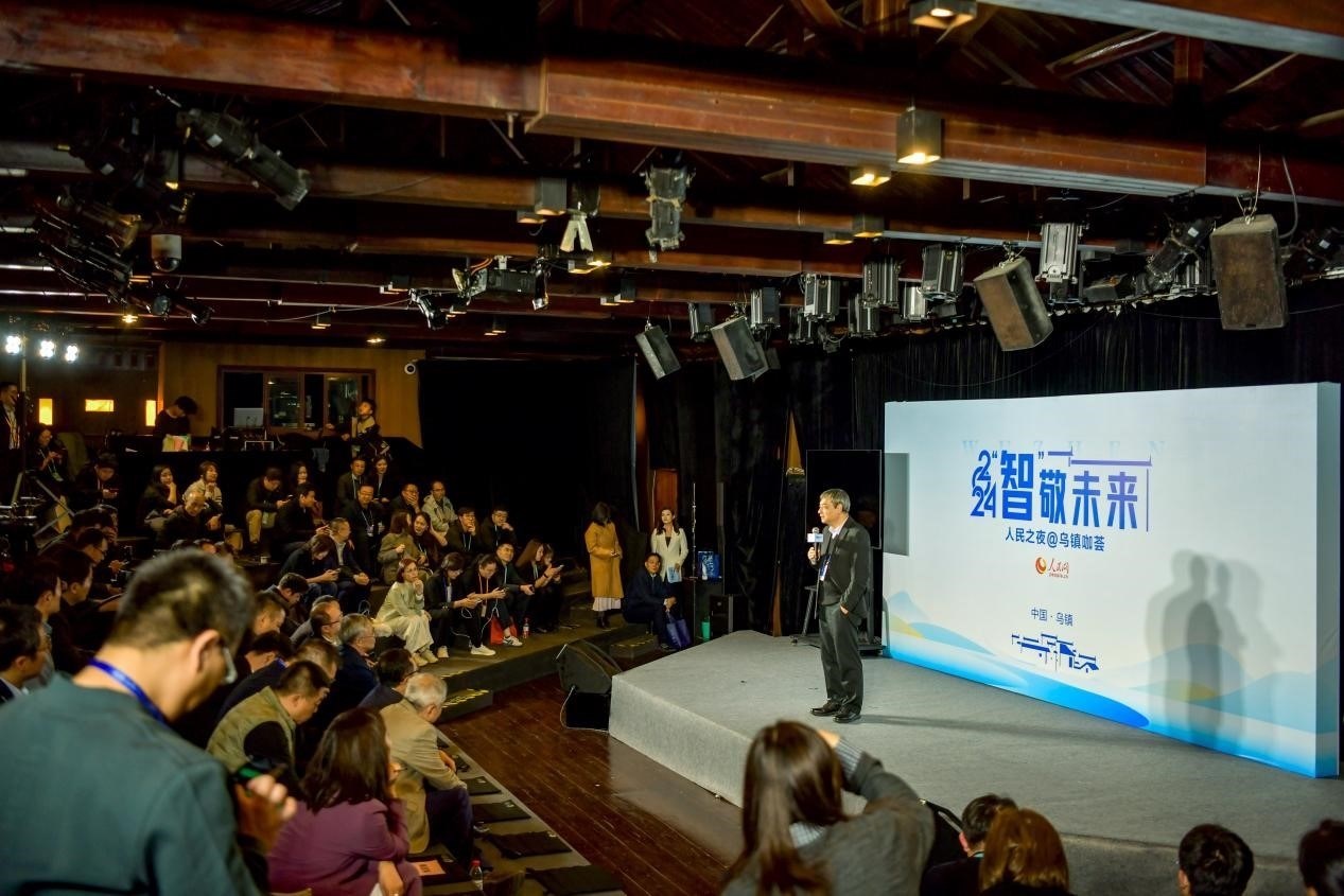 在開場(chǎng)環(huán)節(jié)，清華大學(xué)人工智能研究院常務(wù)副院長(zhǎng)、教授孫茂松發(fā)言分享。人民網(wǎng)記者 任峰濤攝