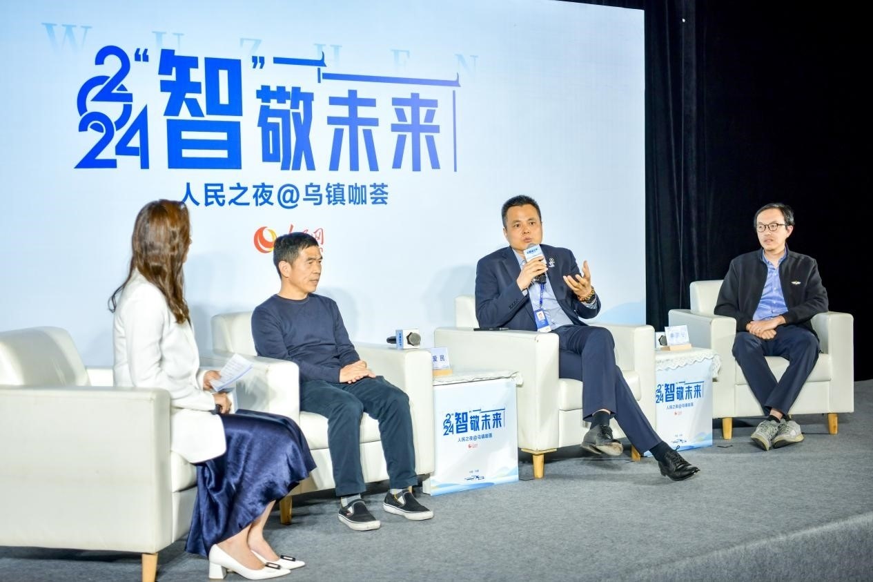 在對(duì)話環(huán)節(jié)，之江實(shí)驗(yàn)室高級(jí)研究專家潘愛民、伏羲智庫(kù)創(chuàng)始人李曉東、麒麟軟件副總經(jīng)理李震寧探討“‘百模大戰(zhàn)’將卷向何方”。人民網(wǎng)記者 任峰濤攝