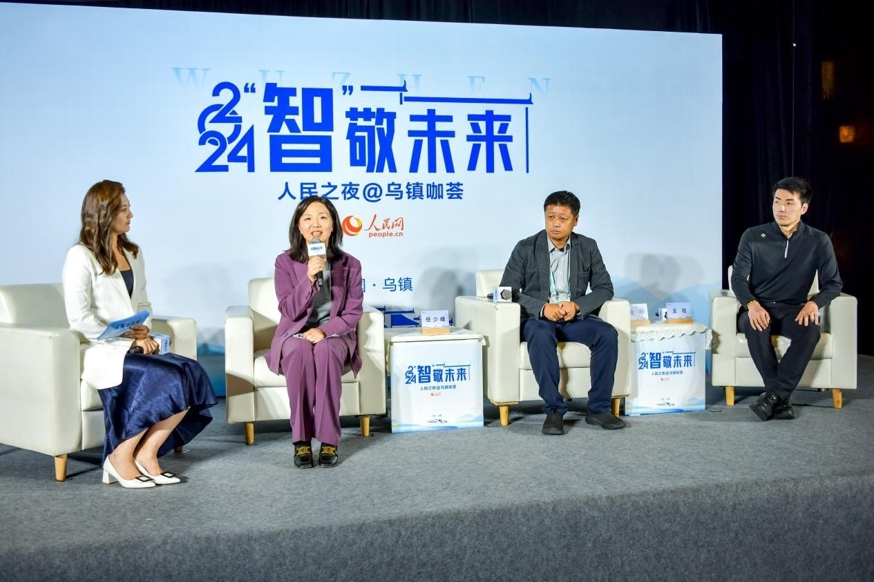 在對(duì)話環(huán)節(jié)，趣丸科技總編輯、副總裁任少峰，星云智慧機(jī)器人CEO李明，可之教育大模型創(chuàng)始人王冠討論“人工智能如何惠及大眾”。人民網(wǎng)記者 任峰濤攝
