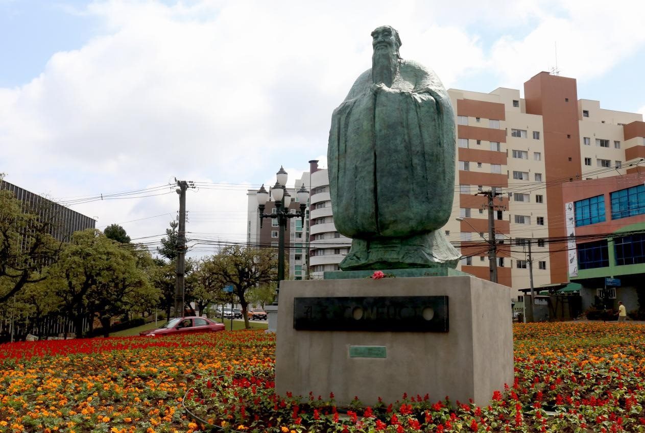 2017年，吳為山雕塑《孔子》立于巴西庫(kù)里蒂巴市，該廣場(chǎng)被永久命名為“中國(guó)廣場(chǎng)”。中國(guó)美術(shù)館供圖