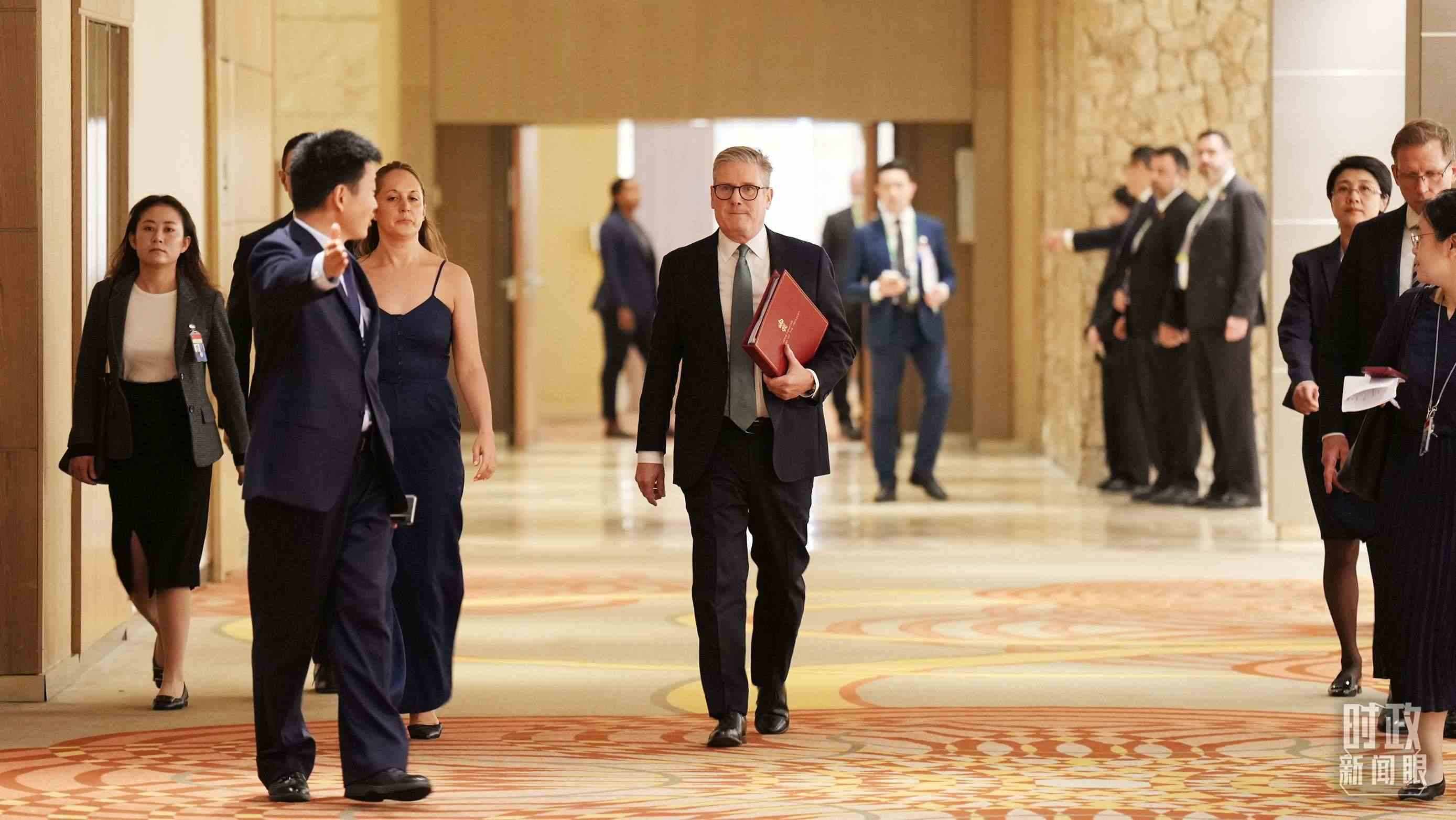 英國首相斯塔默抵達(dá)會見現(xiàn)場，這是他首次同習(xí)主席面對面交流。