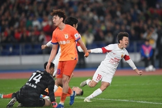 11月23日，上海海港隊(duì)球員王振澳（右）慶祝進(jìn)球。新華社記者 黃宗治 攝