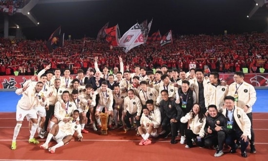 11月23日，上海海港隊(duì)成員在頒獎(jiǎng)儀式后與球迷合影。新華社記者 黃宗治 攝