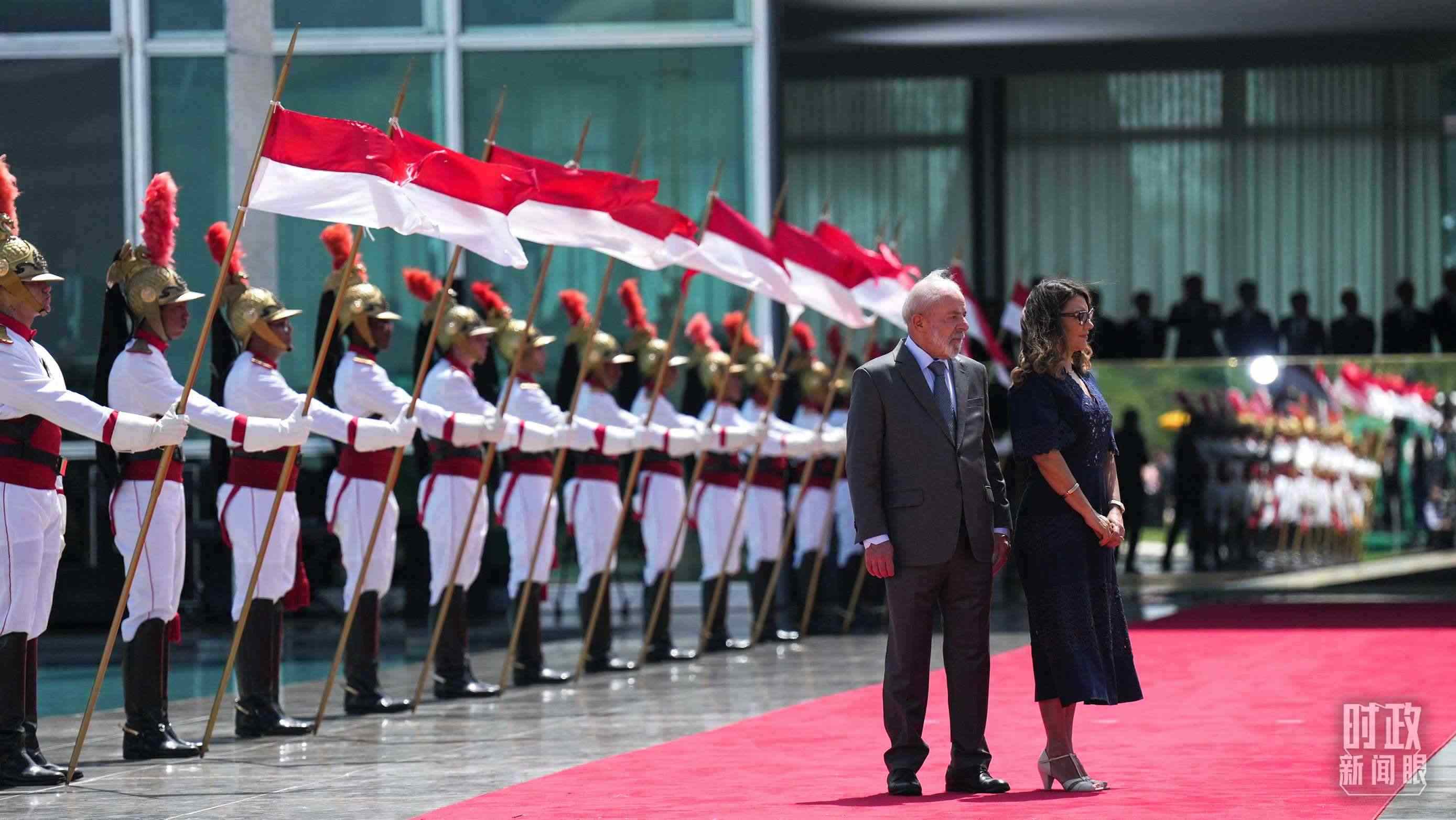 巴西總統(tǒng)盧拉和夫人羅桑等候習(xí)主席到來。