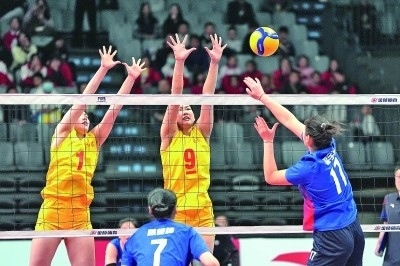 11月27日，山東隊(duì)球員李晨瑄（中）、李美君（左）在比賽中攔網(wǎng)。新華社發(fā)