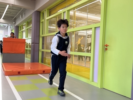 學生在南樓二層的體能教師訓練。人民網(wǎng)記者孫競 攝