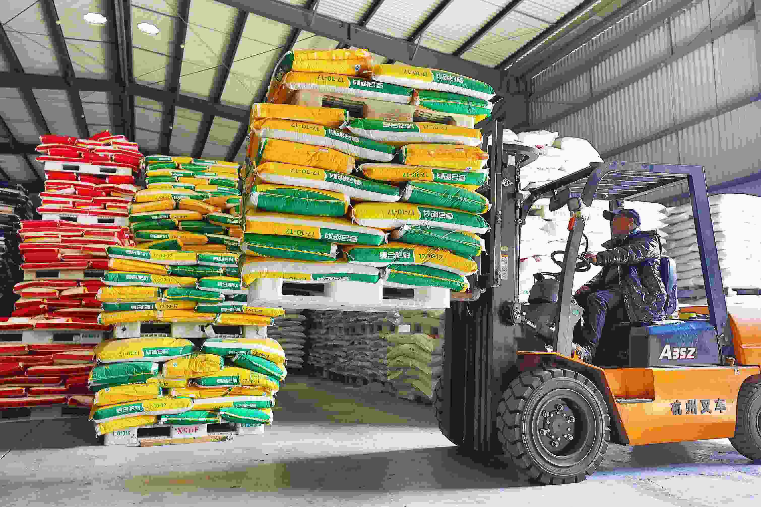 2023年2月15日，在浙江義烏供銷聯(lián)社的農(nóng)資貯存?zhèn)}庫，工作人員正在調(diào)運(yùn)復(fù)合肥料等農(nóng)資。