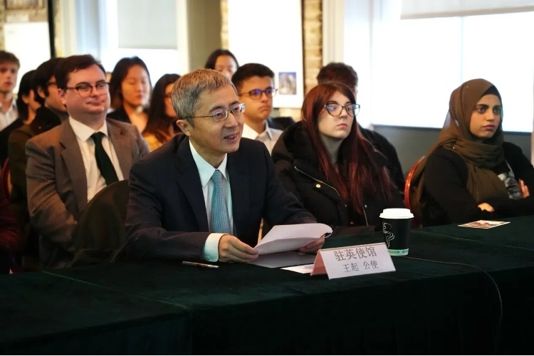 中國駐英國大使館公使王起發(fā)表講話。吳若鳴攝