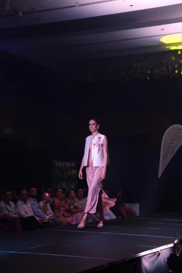 模特展示新中式禮服。顏李芳攝