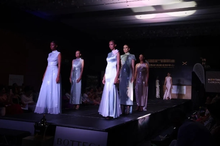 模特展示新中式禮服。顏李芳攝