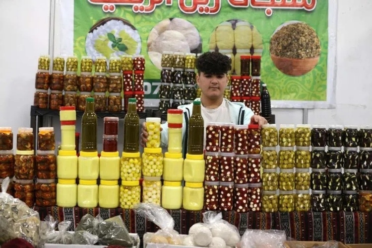 一名展商在展示各式各樣的橄欖制品。納達(dá)爾·達(dá)烏德攝