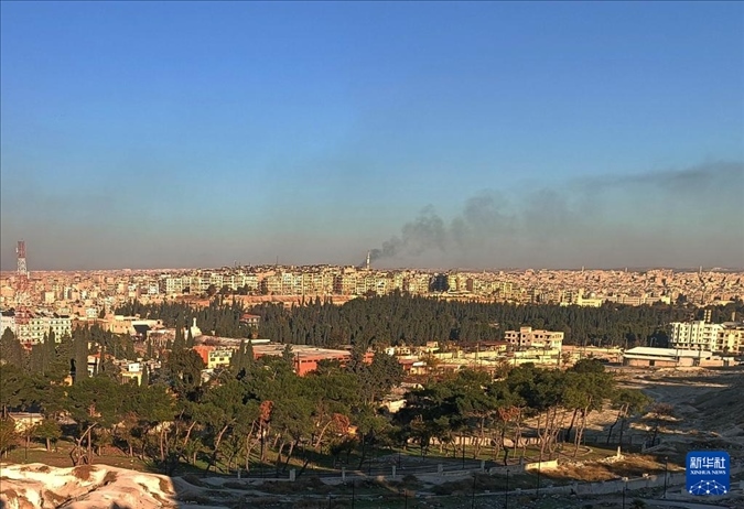 12月1日，敘利亞北部城市阿勒頗升起滾滾濃煙（手機照片）。新華社發(fā)