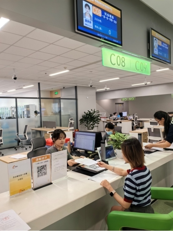 成都高新區(qū)“開辦餐飲店一件事”服務(wù)窗口。成都市市場監(jiān)督管理局供圖