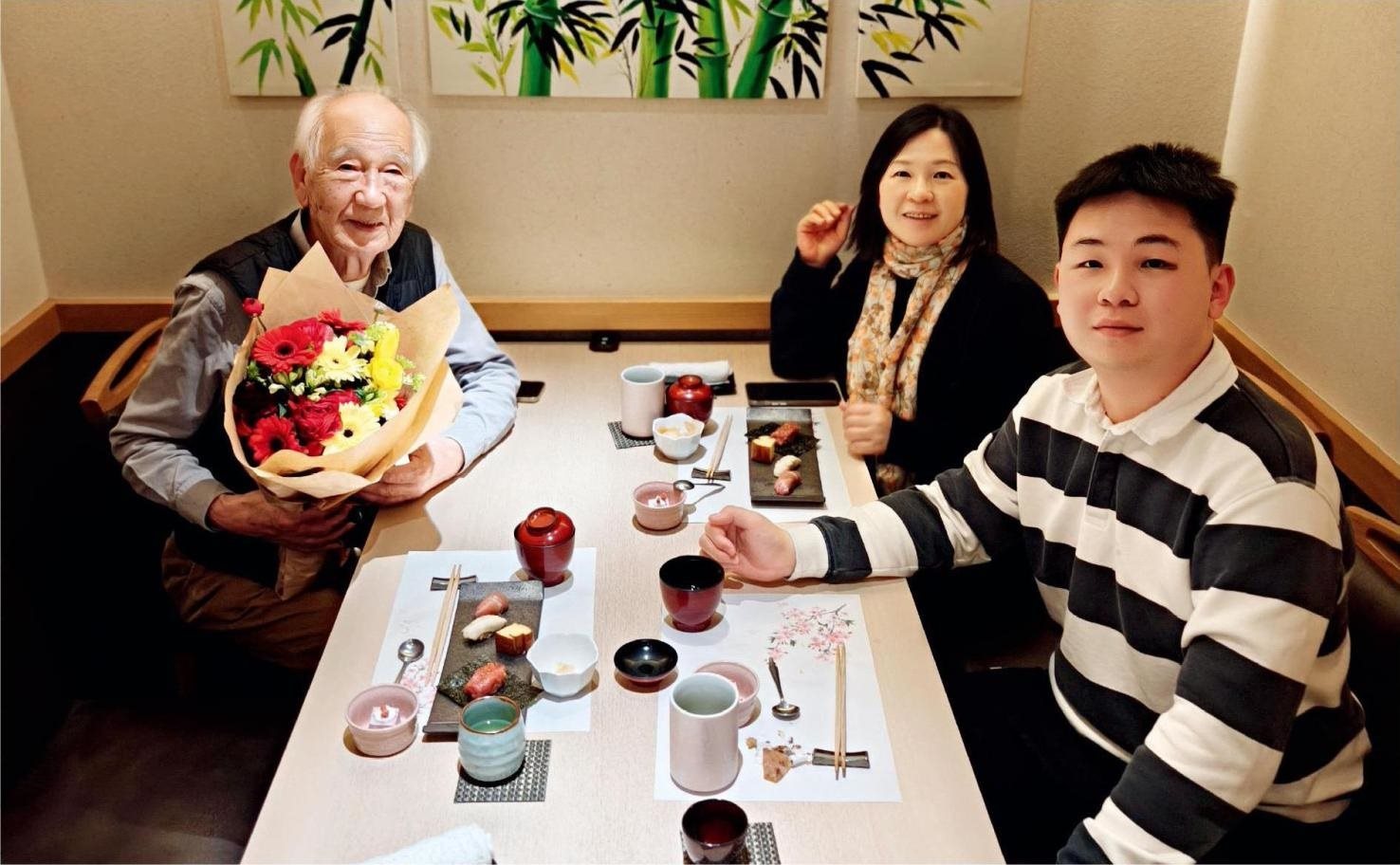 佐佐木俊一與彭林（中）、彭俊霖（右）在一起。