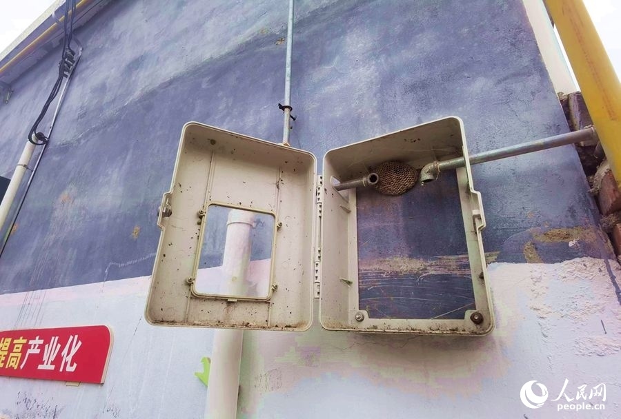 在玉山村的一處未安裝燃?xì)獗淼谋硐鋬?nèi)，掛著一個(gè)馬蜂窩。人民網(wǎng)記者 慎志遠(yuǎn)攝