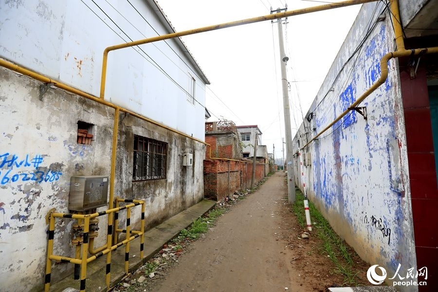 中燃公司在玉山鎮(zhèn)鋪設(shè)完工的燃?xì)夤芫W(wǎng)。人民網(wǎng)記者 慎志遠(yuǎn)攝