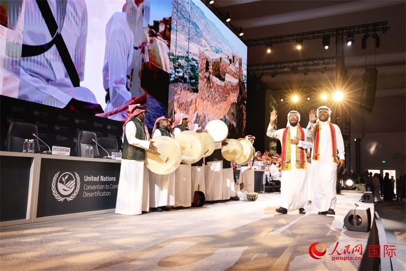 《聯(lián)合國防治荒漠化公約》第十六次締約方大會(huì)2日開幕。圖為開幕式表演。人民網(wǎng)記者任皓宇攝
