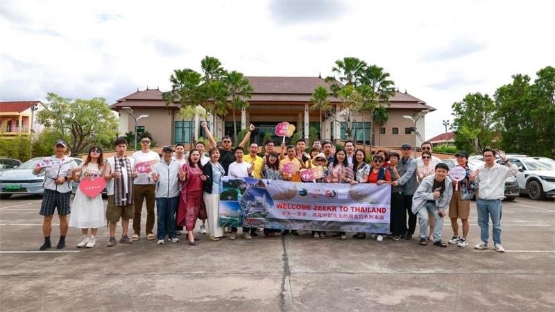 參與活動(dòng)的中國游客與當(dāng)?shù)靥﹪撕嫌?。活?dòng)主辦方供圖