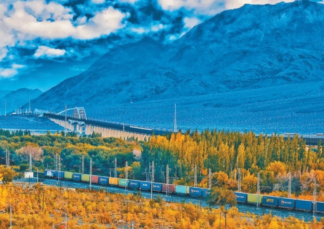 2013年，隨著共建“一帶一路”倡議提出，中歐班列應(yīng)運(yùn)而生。今年11月20日，第十萬(wàn)列中歐班列正式出境。截至目前，中歐班列累計(jì)運(yùn)送貨物超1100萬(wàn)標(biāo)箱、貨值超4200億美元，貨物品類達(dá)53大類5萬(wàn)余種。圖為中歐班列行駛在新疆烏魯木齊達(dá)坂城濕地。擺風(fēng)亮 攝（新華社發(fā)）