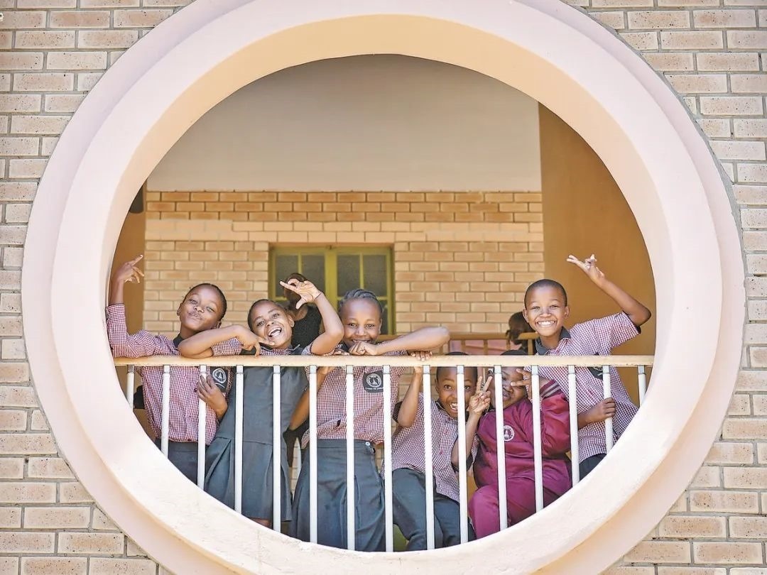 位于博茨瓦納南部的莫帕尼小學(xué)是中國(guó)援建的現(xiàn)代化學(xué)校，當(dāng)?shù)貎和慕逃龡l件因此得到改善。圖為莫帕尼小學(xué)課間休息的學(xué)生們。新華社記者 韓旭 攝